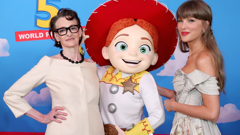 Joan Cusack Attends ‘Toy Story 5’ Premiere, First Red Carpet in 11 Years Joan Cusack Attends 'Toy Story 5' Premiere, First Red Carpet in 11 Years