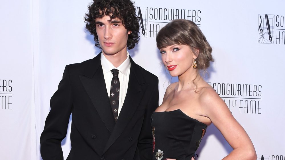 Sombr Covers Taylor Swift at Songwriters Hall of Fame Ceremony Sombr Covers Taylor Swift at Songwriters Hall of Fame Ceremony
