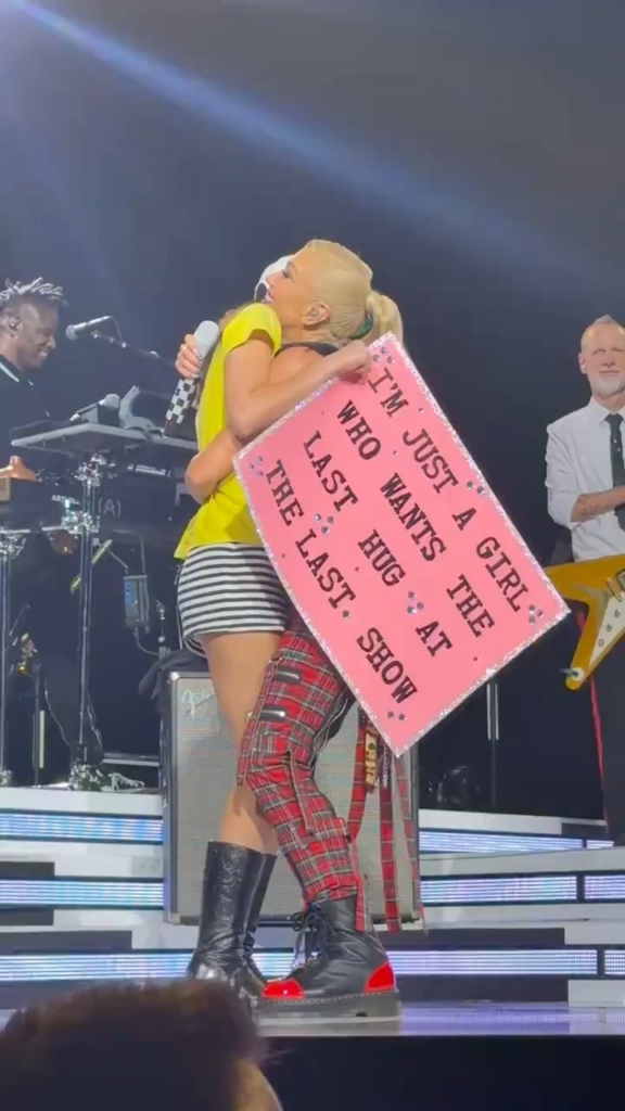 Olivia Rodrigo makes a surprise appearance at No Doubt’s closing night at the Las Vegas Sphere with a sign saying "I'm just a girl who wants the last hug at the last show" (June 13, 2026)
