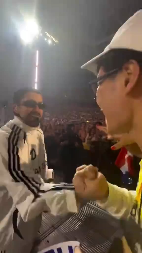 Bad Bunny meets Chinese fan who learned Spanish for him at his concert in Düsseldorf, Germany: Yo aprendo español para ti (I learn Spanish for you)