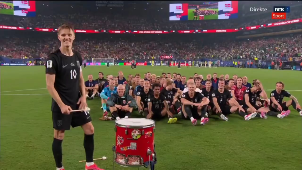 The Norwegian football team and their fans, led by captain Martin Ødegaard, do the Viking Row as Norway advances to the Round of 32 at the 2026 World Cup after defeating Senegal (3-2)