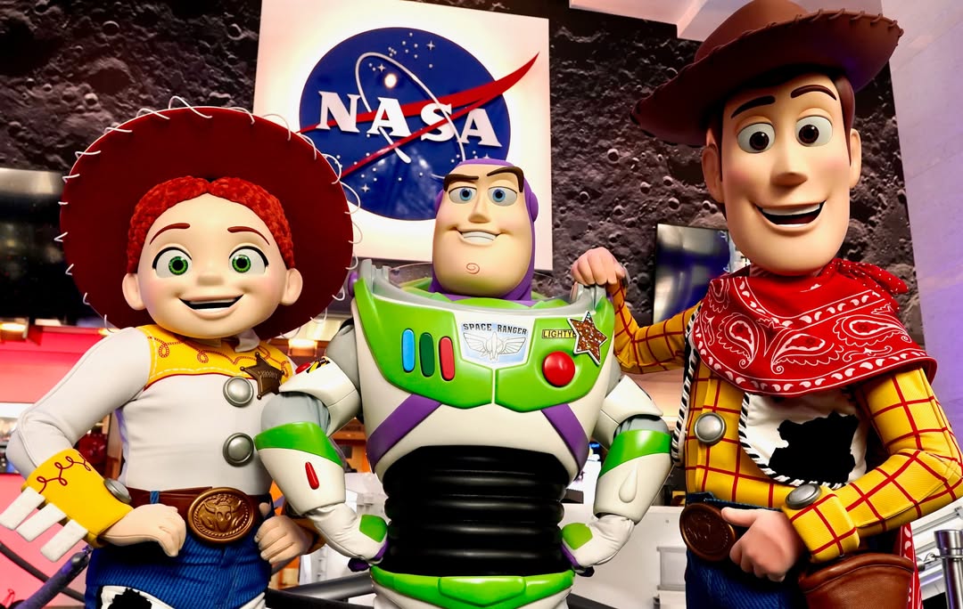 In a joint Instagram post from Pixar and Toy Story, the core trio of Toy Story heroes – Woody, Buzz, and Jessie – posed outside NASA headquarters in Washington D.C. in what appears to be a promotional visit ahead of Toy Story 5.