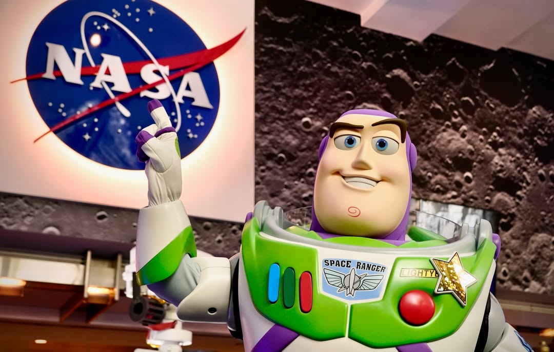 In a joint Instagram post from Pixar and Toy Story, the core trio of Toy Story heroes – Woody, Buzz, and Jessie – posed outside NASA headquarters in Washington D.C. in what appears to be a promotional visit ahead of Toy Story 5.