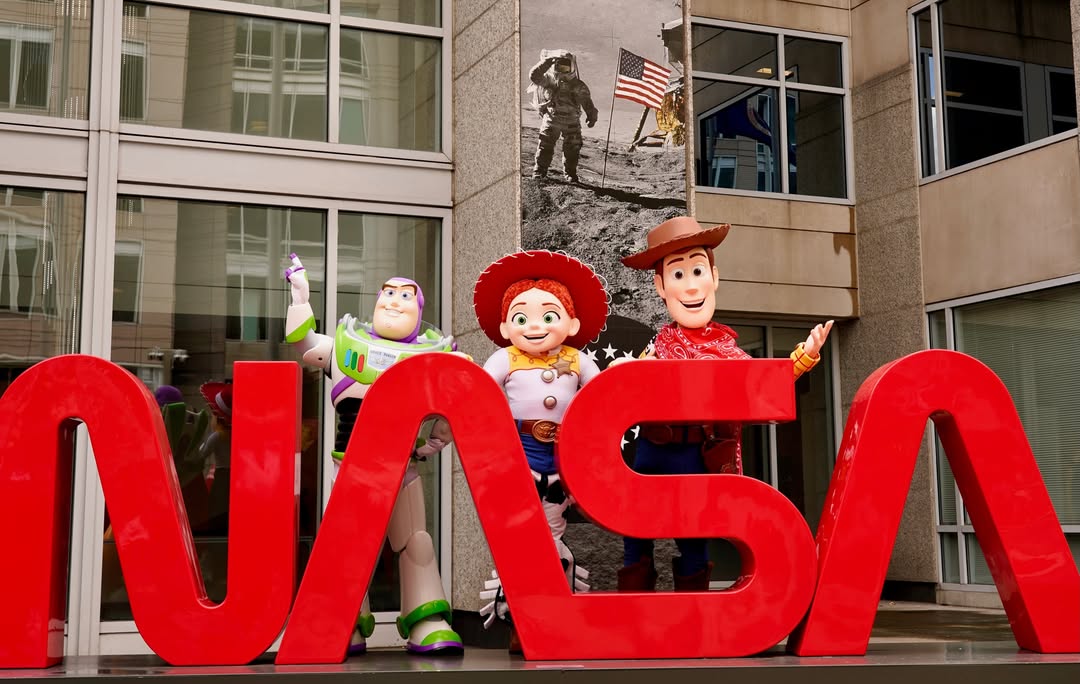 In a joint Instagram post from Pixar and Toy Story, the core trio of Toy Story heroes – Woody, Buzz, and Jessie – posed outside NASA headquarters in Washington D.C. in what appears to be a promotional visit ahead of Toy Story 5.