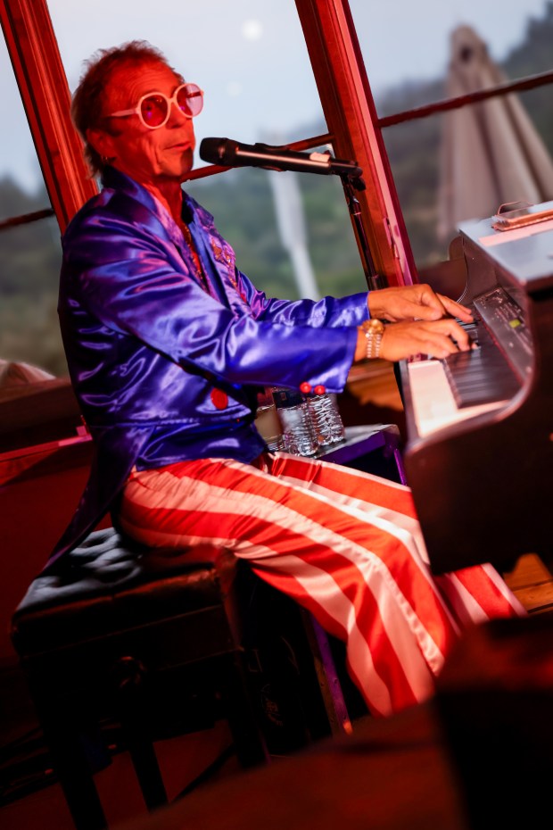 Kenny Metcalf entertains at the Schulz Celebrity Golf Classic on June 2 at Santa Rosa's Mayacama Golf Club. (Justin Warmack)