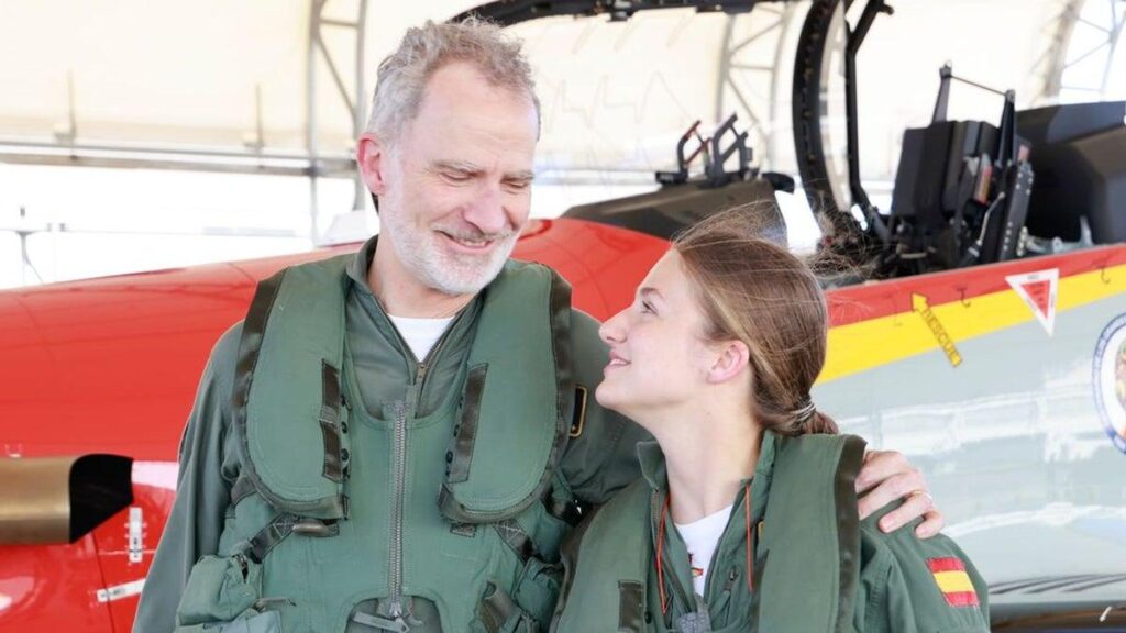 Princess Leonor and King Felipe VI fly Pilatus PC-21 together in Murcia [Photos]