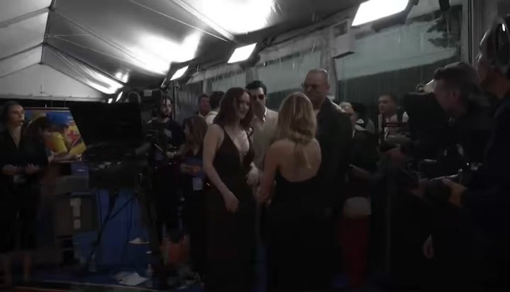 David Corenswet steps in to shield Milly Alcock after a photographer puts their hands on her on the ‘Supergirl’ carpet premiere in New York (June 22, 2026)