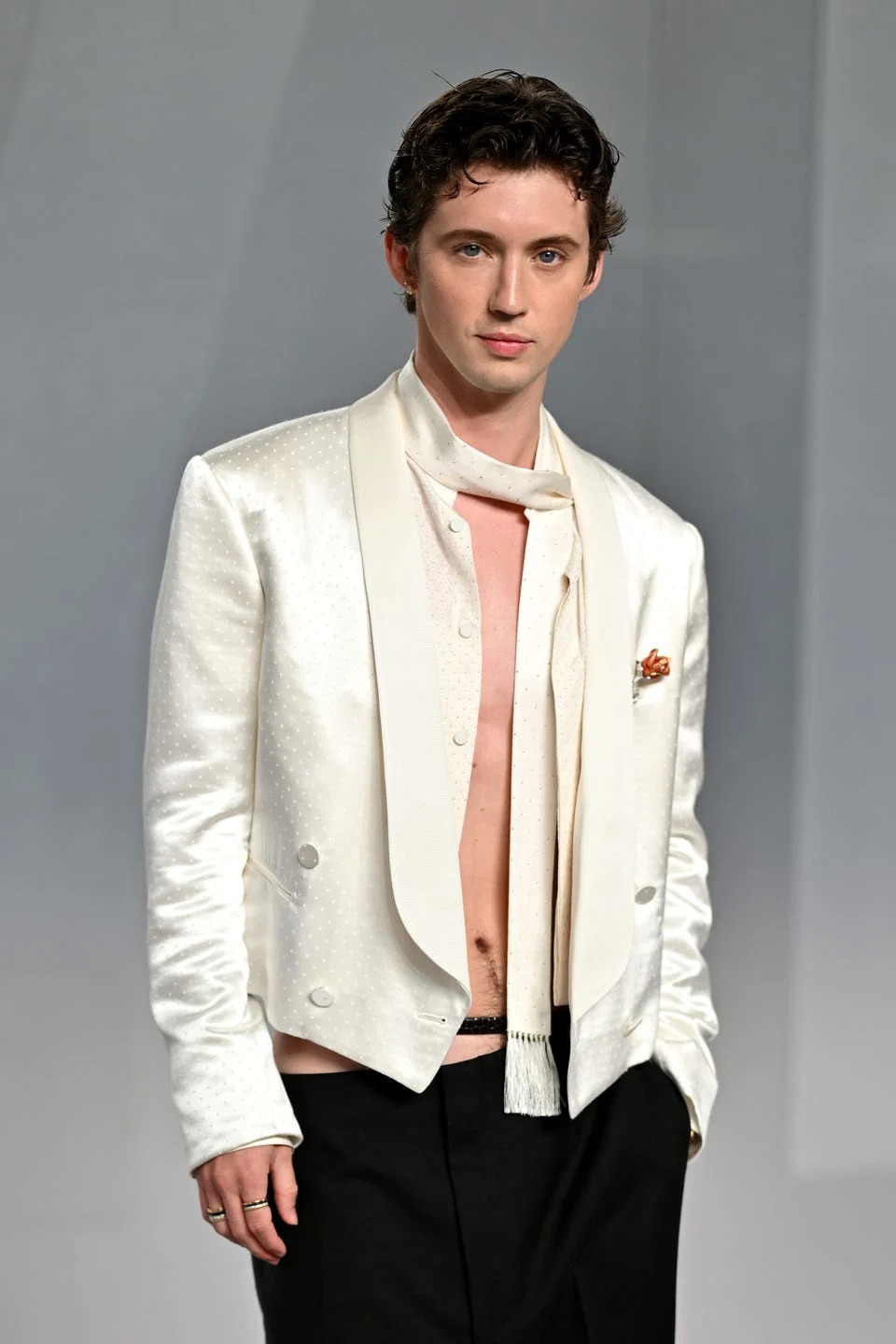 los angeles, california march 15 troye sivan attends the 2026 vanity fair oscar party hosted by mark guiducci at los angeles county museum of art on march 15, 2026 in los angeles, california photo by lionel hahngetty images