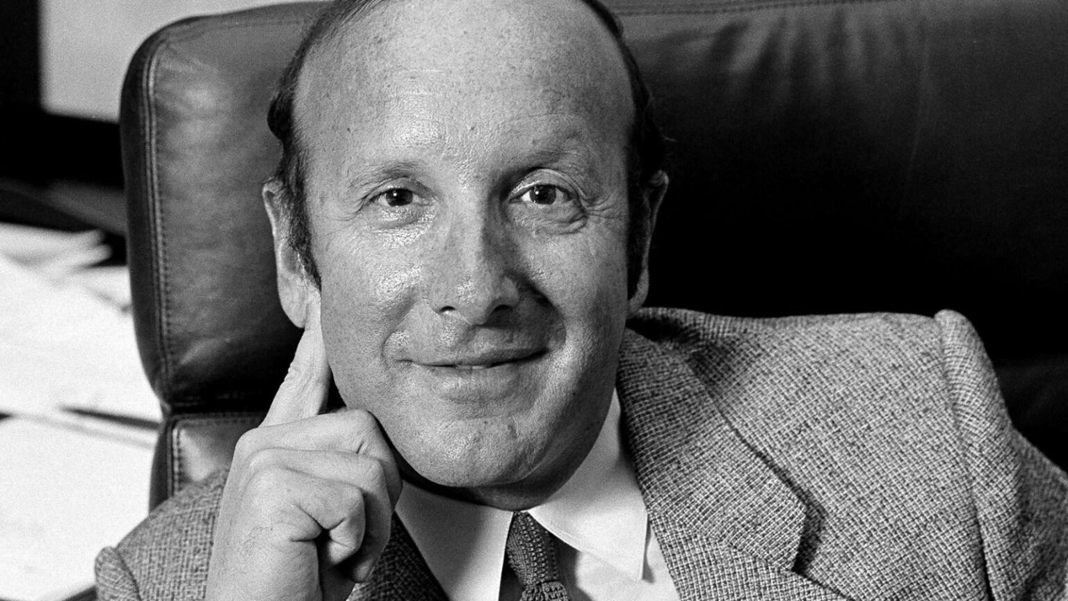 Clive Davis, Music Executive Who Signed Whitney Houston and Bruce Springsteen, Dead at 94