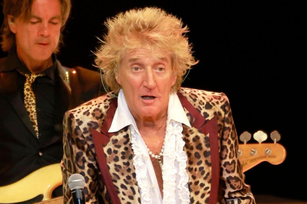 Rod Stewart Requires Oxygen Tank After Nearly Fainting Onstage Rod Stewart Requires Oxygen Tank After Nearly Fainting Onstage