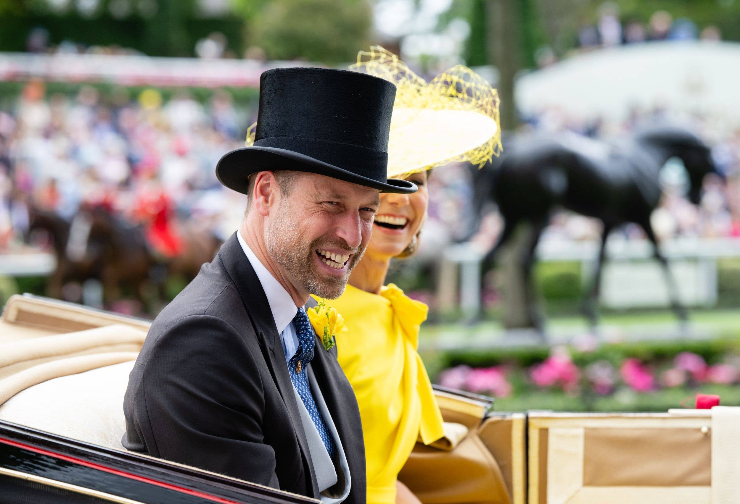  Prince William matched his wife's dress with his buttonhole