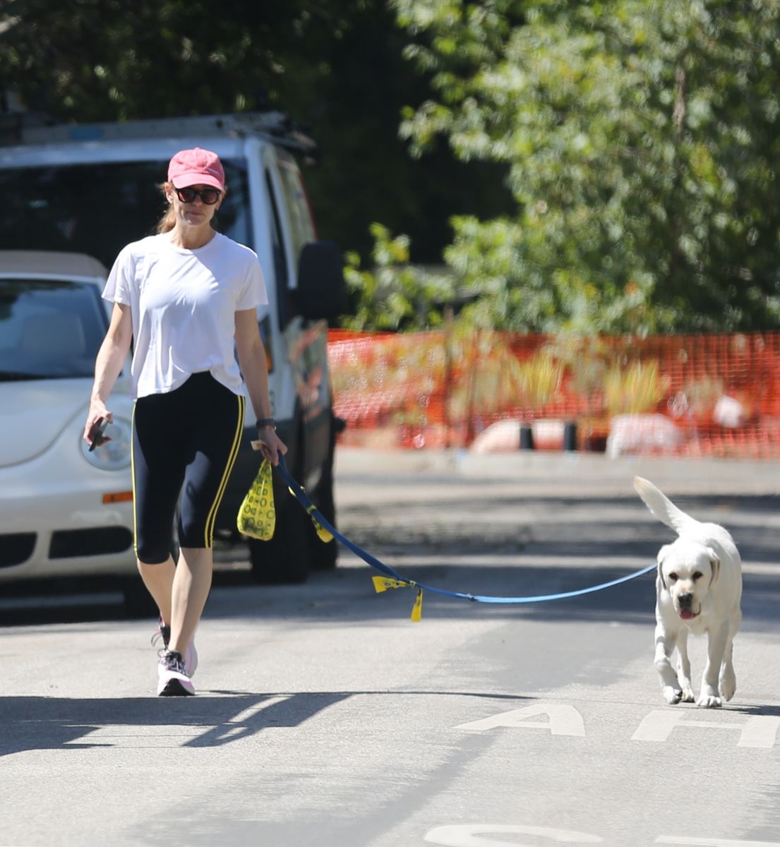 Photo © 2026 x17/The Grosby Group

EXCLUSIVE
 
Sunday, May 31, 2026 - Jennifer Garner looked super cute in cozy athleisure wear while taking her pup for an afternoon stroll around the neighborhood. Ever the courteous neighbor, Garner was spotted cleaning up after her dog, stopping to pick up its waste before continuing on her walk. ****

Jennifer Garner lució muy cómoda y adorable con un conjunto deportivo tipo athleisure mientras paseaba a su perro por la tarde en su vecindario. Siempre considerada con sus vecinos, la actriz fue vista recogiendo los desechos de su mascota antes de continuar su caminata.