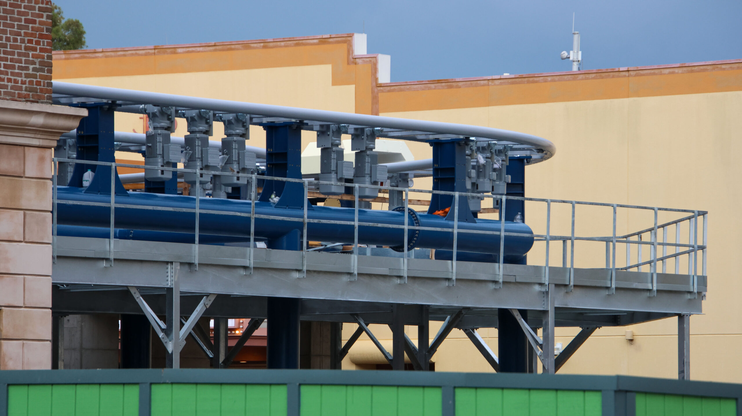 Steel railings have now been installed around portions of the coaster track. As you can see above, the railings are on tall platforms just beside the track edge. 