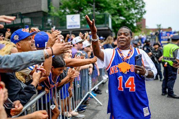 Tracy Morgan celebrates during the New York Knicks Championship ticker tape parade