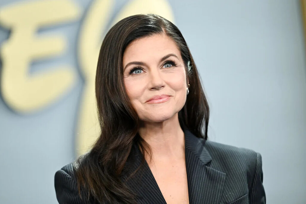 ‘90s Star Tiffani Thiessen Wows in a Head-Turning Black Swimsuit & Daisy Dukes Ensemble ‘90s Star Tiffani Thiessen Wows in a Head-Turning Black Swimsuit & Daisy Dukes Ensemble