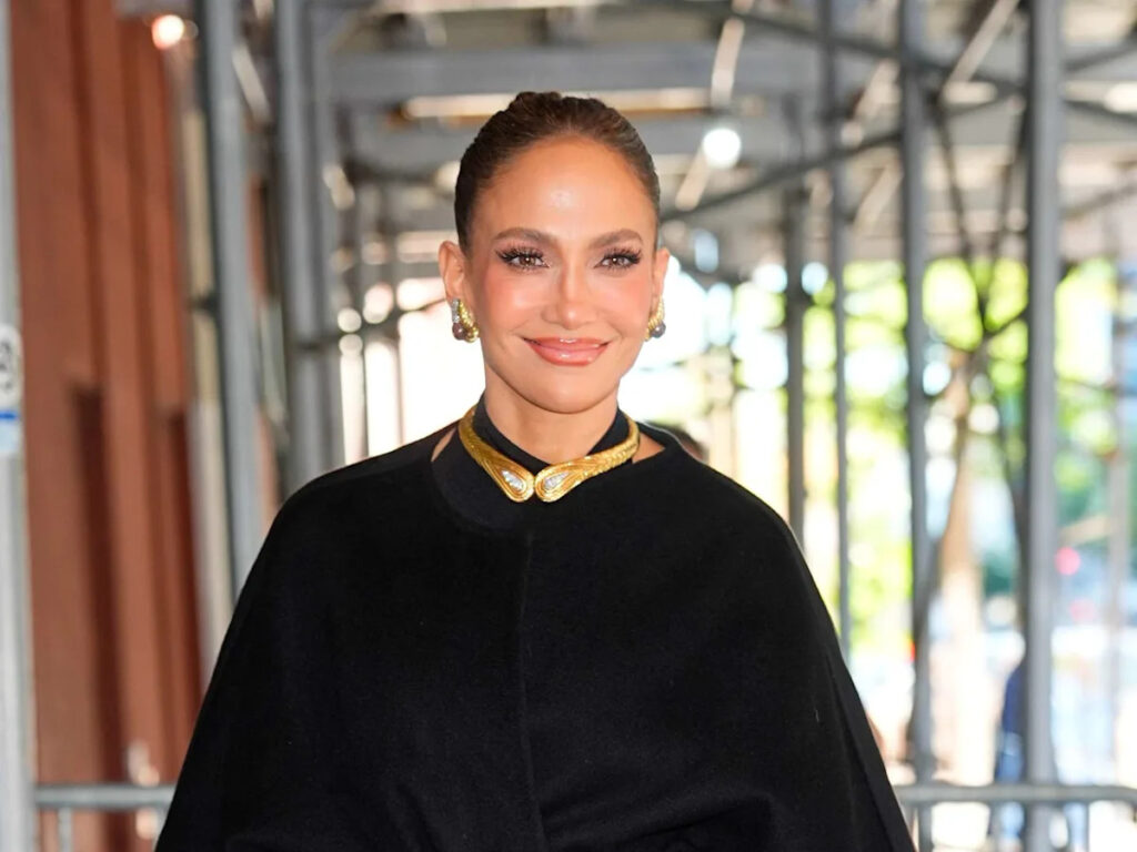Jennifer Lopez Joins Her Teen Oskar and Ex Ben Affleck’s Kid Fin for a Sweet Blended Family Night Out Jennifer Lopez Joins Her Teen Oskar and Ex Ben Affleck's Kid Fin for a Sweet Blended Family Night Out