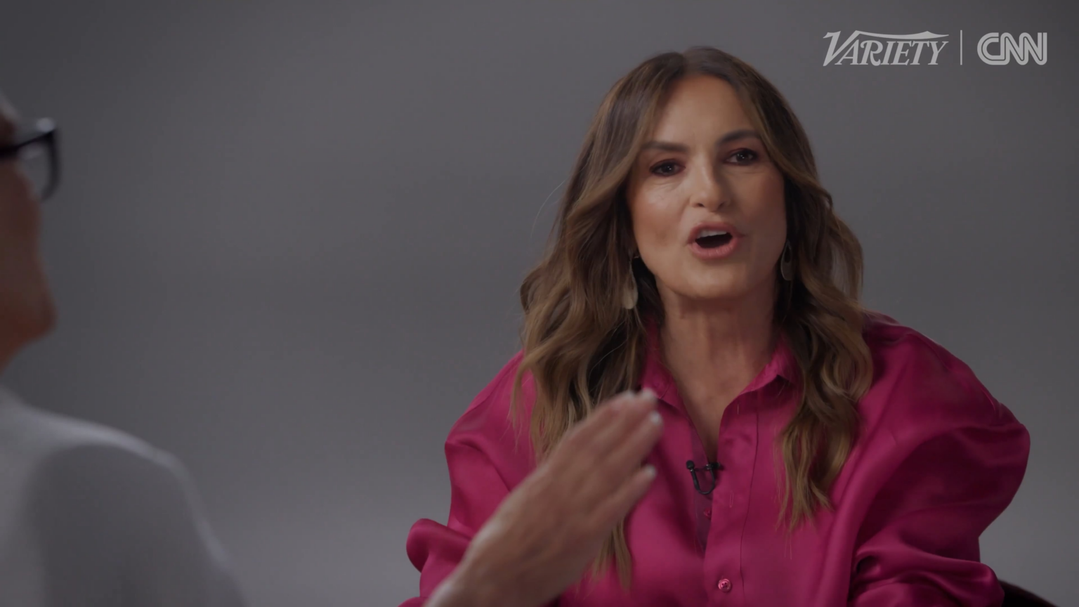 Jamie Lee Curtis and Mariska Hargitay argue over how to pronounce “Los Angeles”