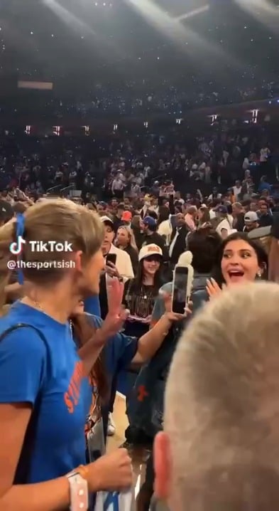 Taylor Swift & Kylie Jenner hugging at the Knicks game