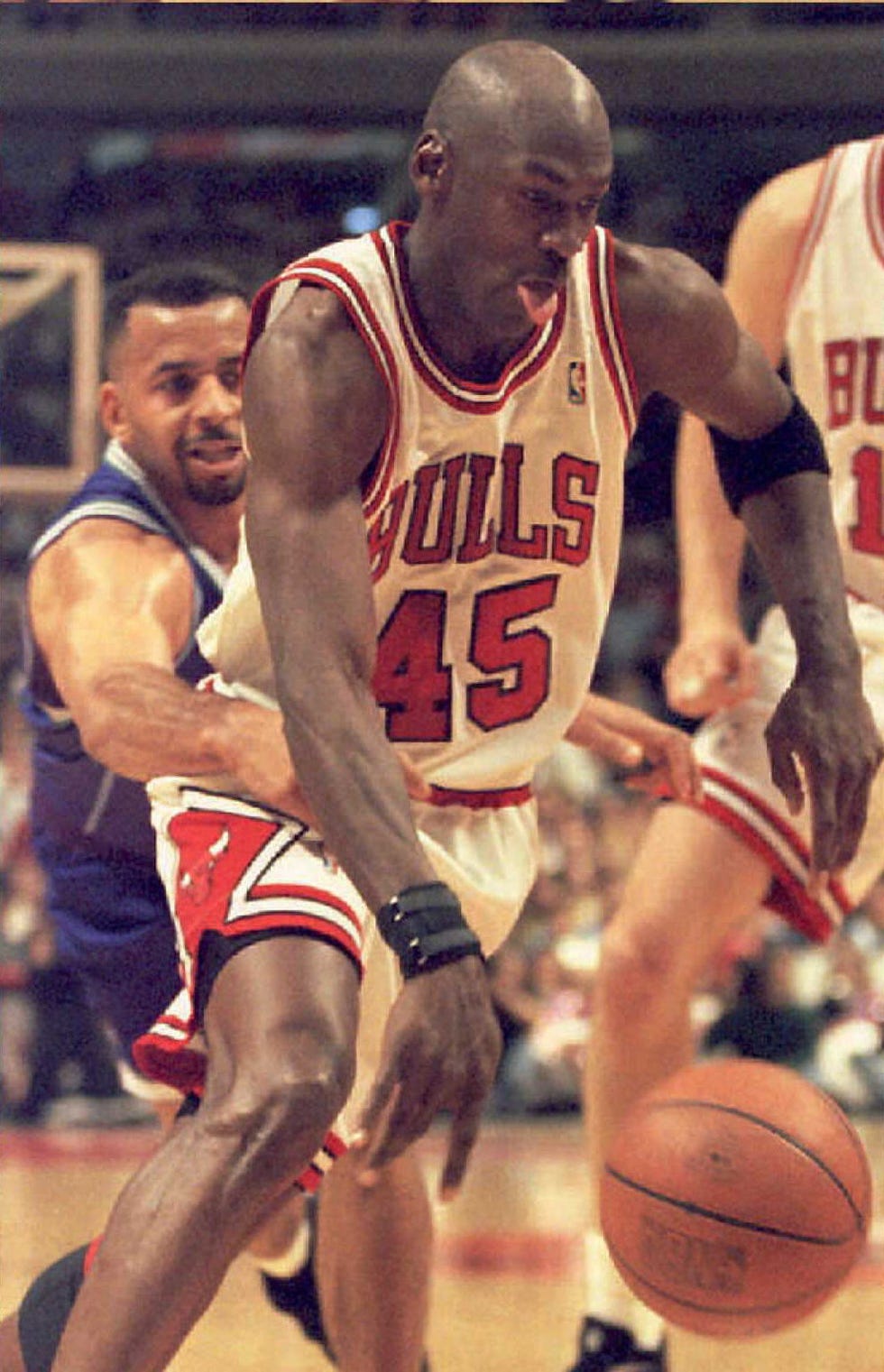 Michael Jordan of the Chicago Bulls (R) drives aro michael jordan of the chicago bulls (r) drives aro