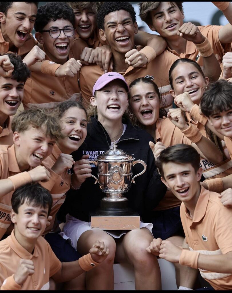 Teenage star Mirra Andreeva celebrates her Roland-Garros victory with the ball kids🎾
