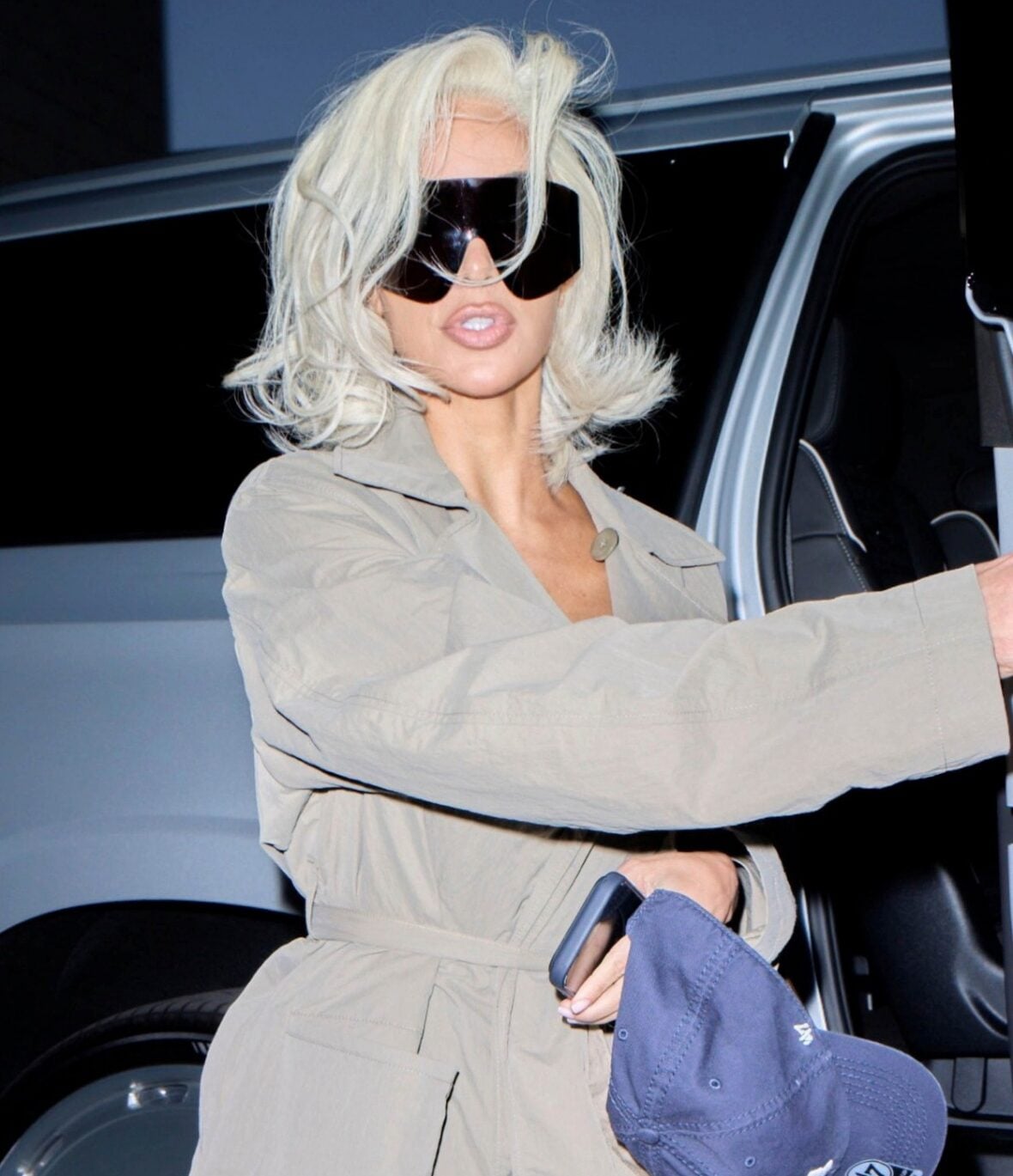 Kim Kardashian debuts bleached blonde hair