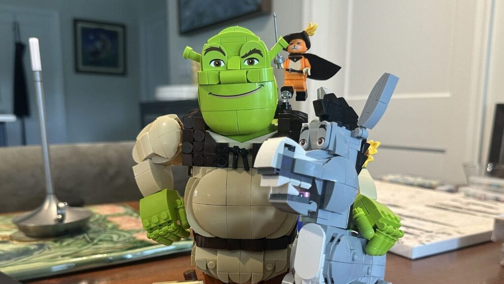 LEGO Shrek, Donkey, and Puss in Boots Review LEGO Shrek, Donkey, and Puss in Boots Review