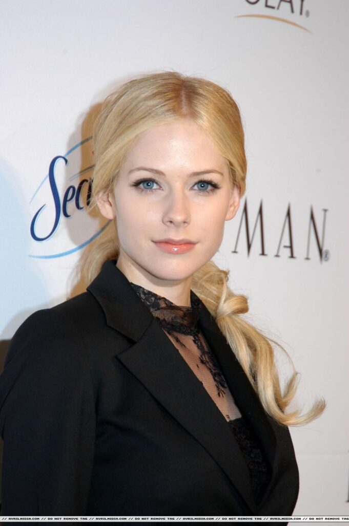 Avril Lavigne in her soft makeup era (2006)
