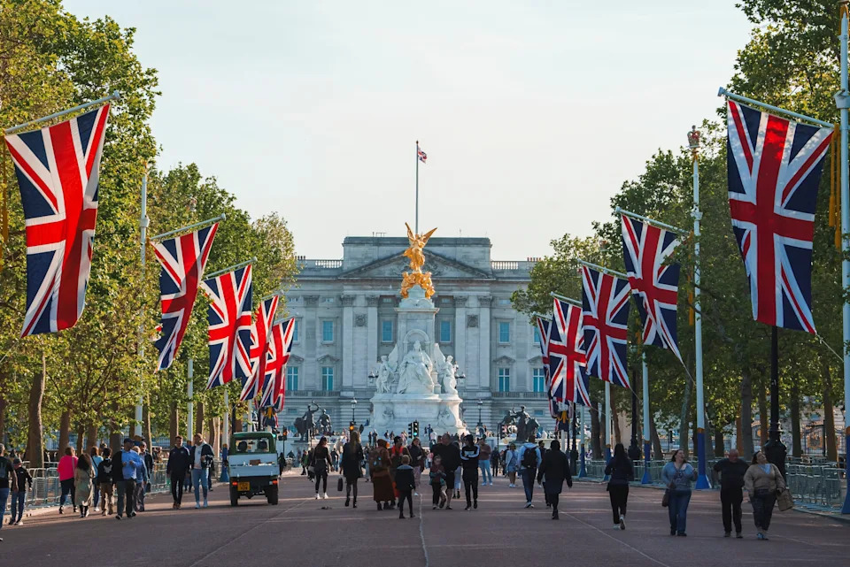 Monument of Queen Victoria in front of Buckingham palace