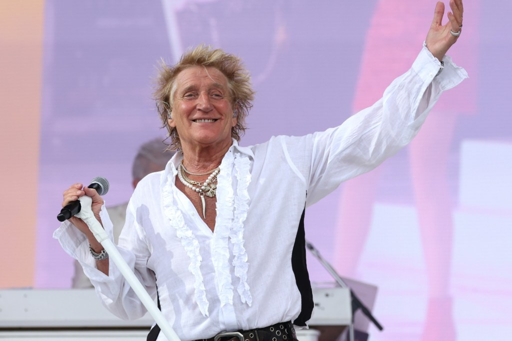 Rod Stewart Uses Oxygen Tank After Nearly Fainting Onstage Rod Stewart Uses Oxygen Tank After Nearly Fainting Onstage