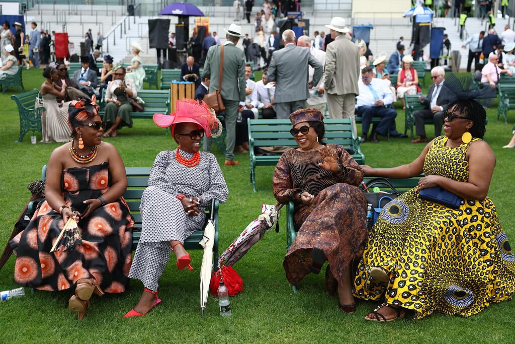 The farther from the Royal Enclosure, the looser the dress code becomes, with theatrical hats on full display (Photo: Reuters/Toby Melville) קהל ברויאל אסקוט, 2026