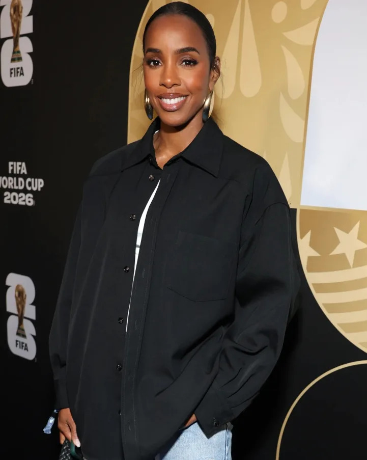 Kelly Rowland paired an oversized black shirt with light blue jeans for the World Cup match.