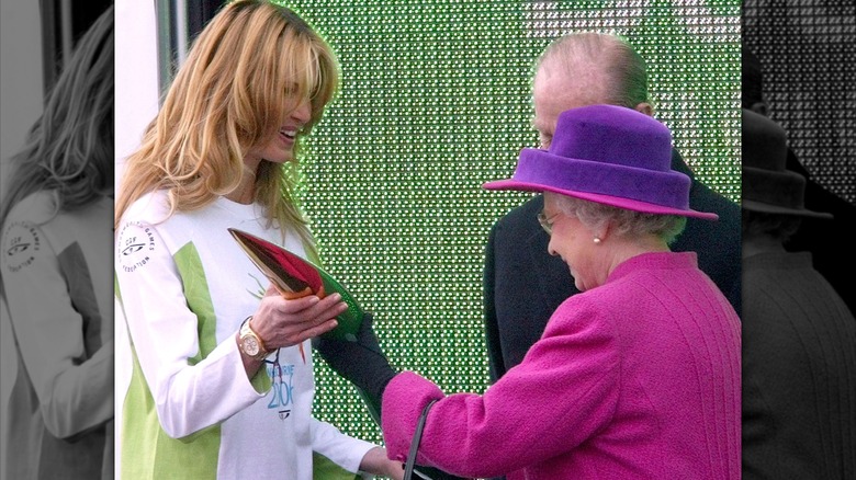 Elle Macphereson meeting the queen in 2005 at the Commonwealth Games