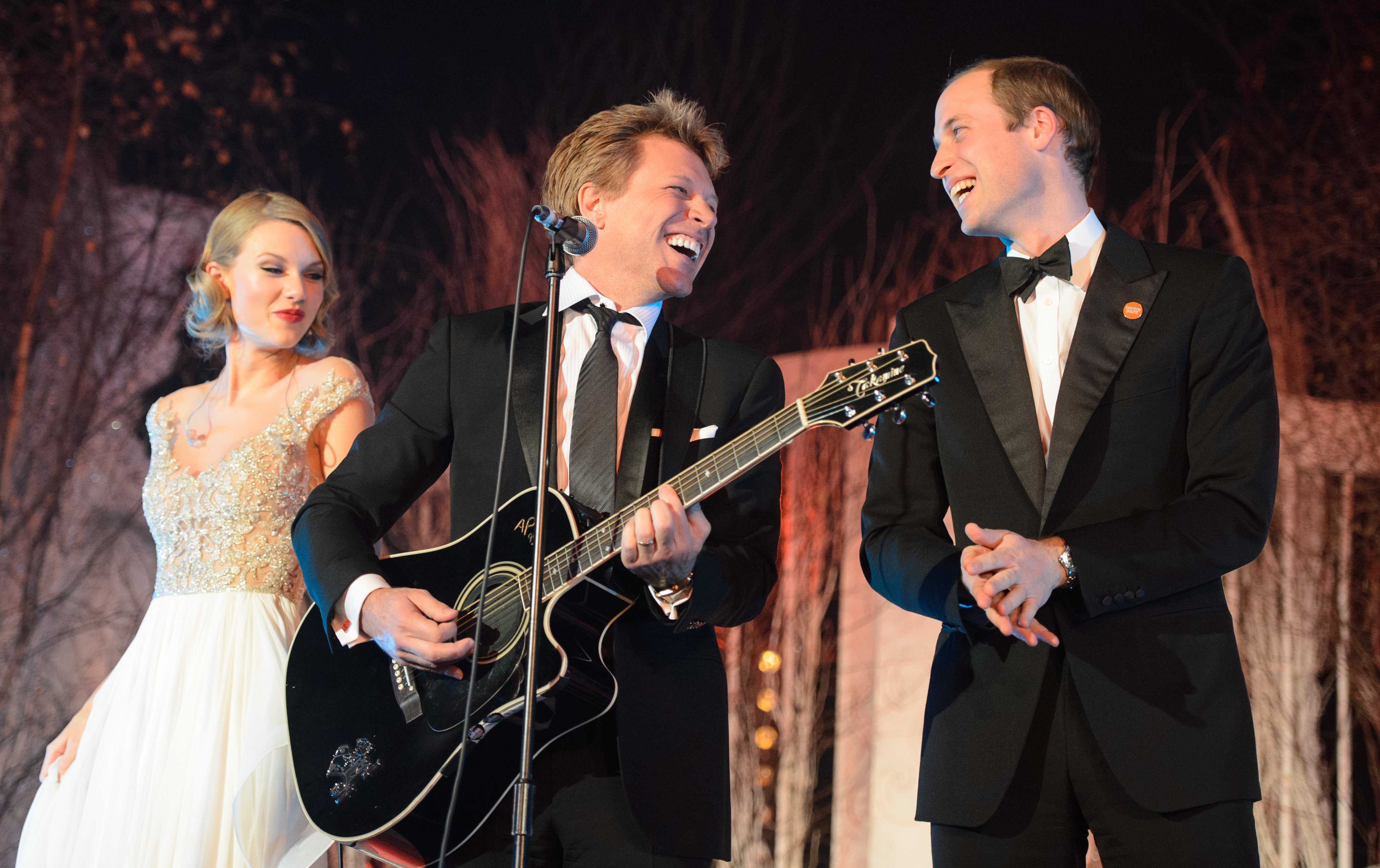 Taylor Swift, Jon Bon Jovi and Prince William, Duke of Cambridge sing on stage at the Centrepoint Gala Dinner at Kensington Palace