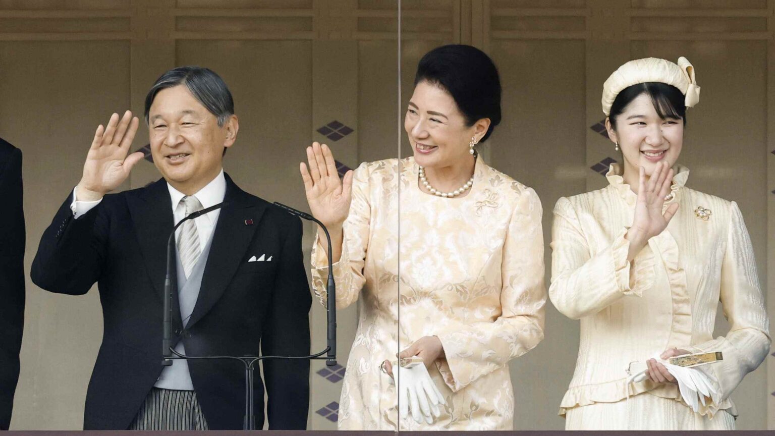 Japan tweaks imperial rules but keeps ban on female emperors Japan tweaks imperial rules but keeps ban on female emperors