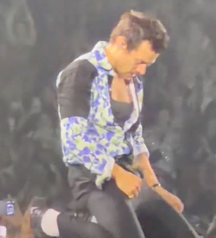 Harry Styles bending down during a performance, the moment his package was accidentally exposed due to a wardrobe malfunction. Harry Styles bending down during a performance, the moment his package was accidentally exposed due to a wardrobe malfunction.
