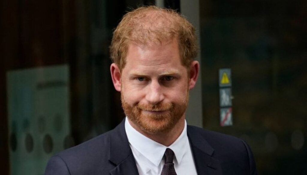Prince Harry engaged in ‘double take’ balloon fight with staff member Prince Harry engaged in ‘double take’ balloon fight with staff member