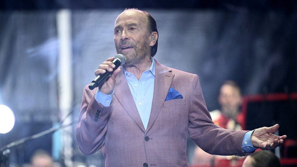 Lee Greenwood recalls coming under fire while on Panama USO mission Lee Greenwood recalls coming under fire while on Panama USO mission