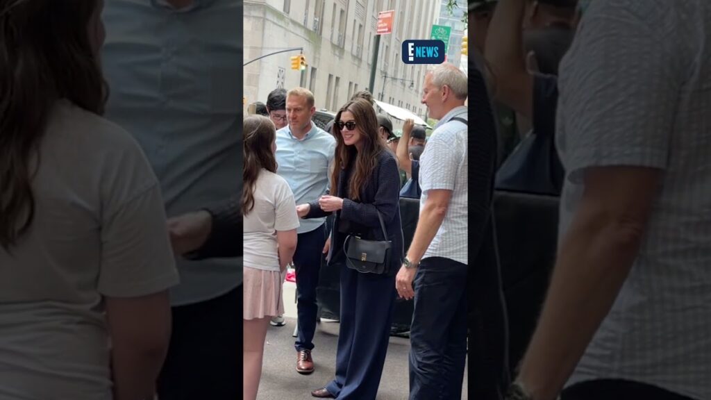 We give you…a Princess!✨ Anne Hathaway stops for fans in NYC. We give you...a Princess!✨ Anne Hathaway stops for fans in NYC.