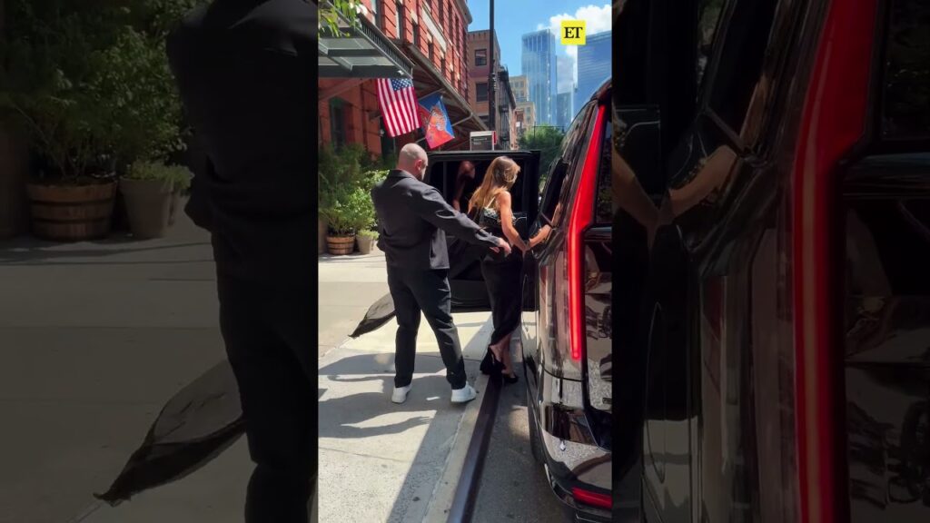 💗🥲 Taylor Swift & Travis Kelce’s guests are en route to their wedding celebration (🎥: BACKGRID)