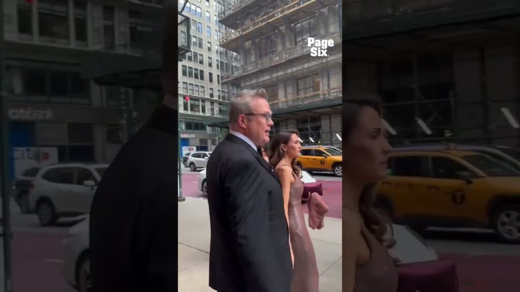 Eric Stonestreet makes his way to MSG for Taylor Swift and Travis Kelce’s wedding #shorts Eric Stonestreet makes his way to MSG for Taylor Swift and Travis Kelce’s wedding #shorts