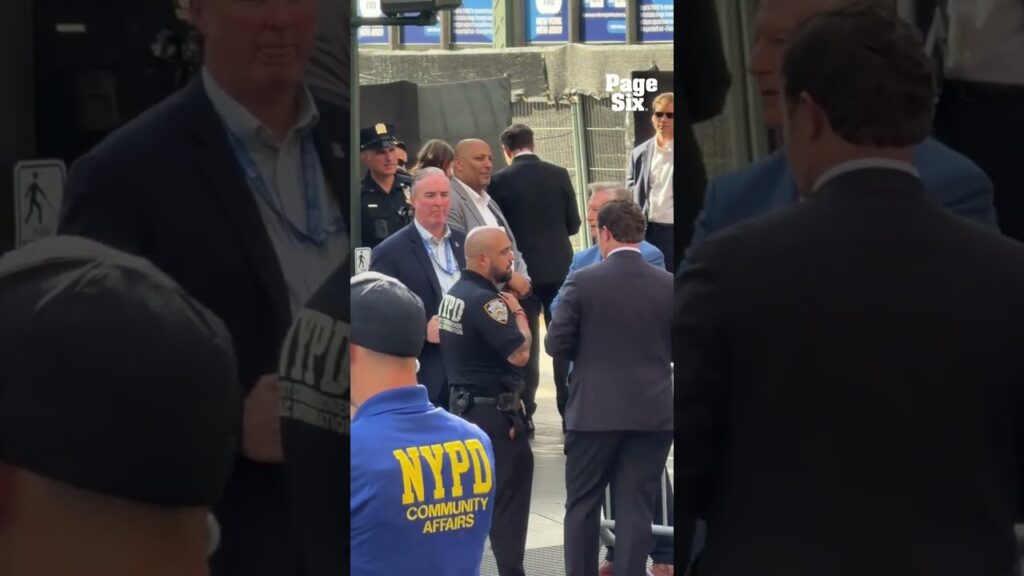 Jason Sudeikis heads into MSG for Taylor and Travis’s wedding festivities #shorts Jason Sudeikis heads into MSG for Taylor and Travis’s wedding festivities #shorts