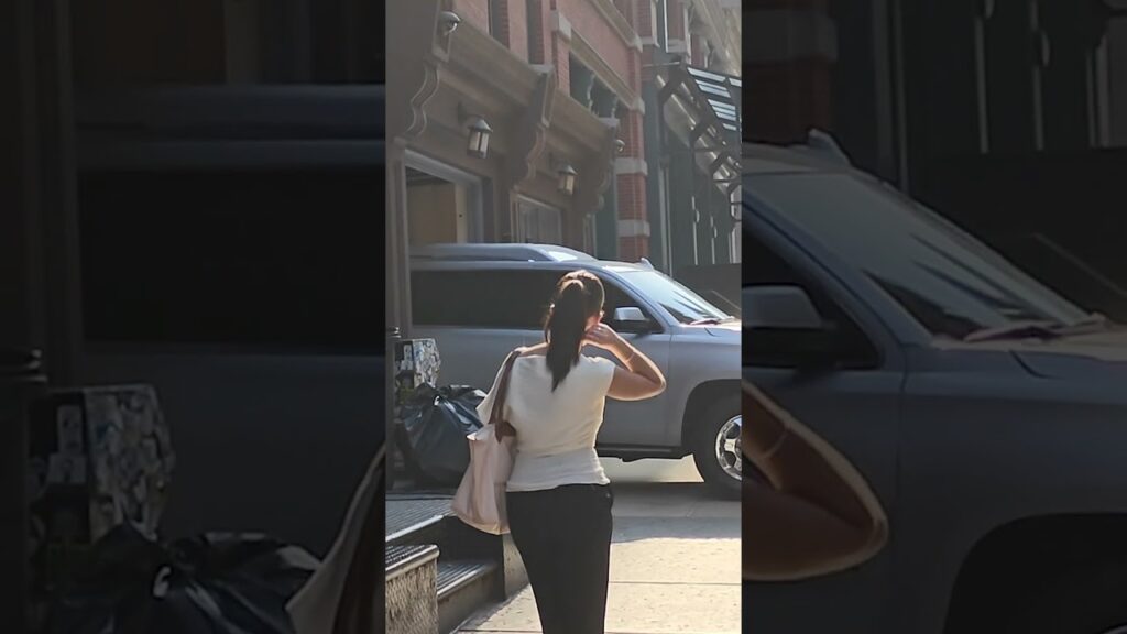 Taylor Swift’s car backs into her garage on Franklin Street in New York City #shorts Taylor Swift's car backs into her garage on Franklin Street in New York City #shorts