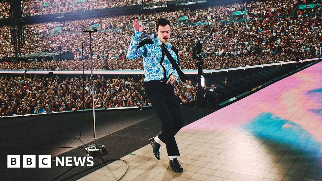 Harry Styles receives Guinness World Record for longest Wembley Stadium run – BBC Harry Styles receives Guinness World Record for longest Wembley Stadium run - BBC