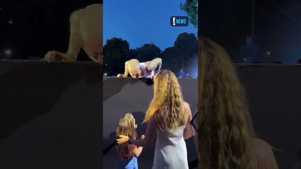 Adam Levine interacts with his daughter Dusty during a London performance. 🥹 (🎥:pinkwhitecoconutice) Adam Levine interacts with his daughter Dusty during a London performance. 🥹 (🎥:pinkwhitecoconutice)