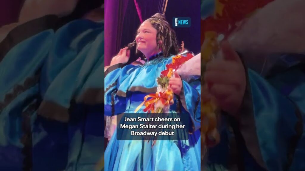 Jean Smart cheers on Megan Stalter, during her Broadway debut in "Oh, Mary!". 🥹 (🎥: @JPASC24)