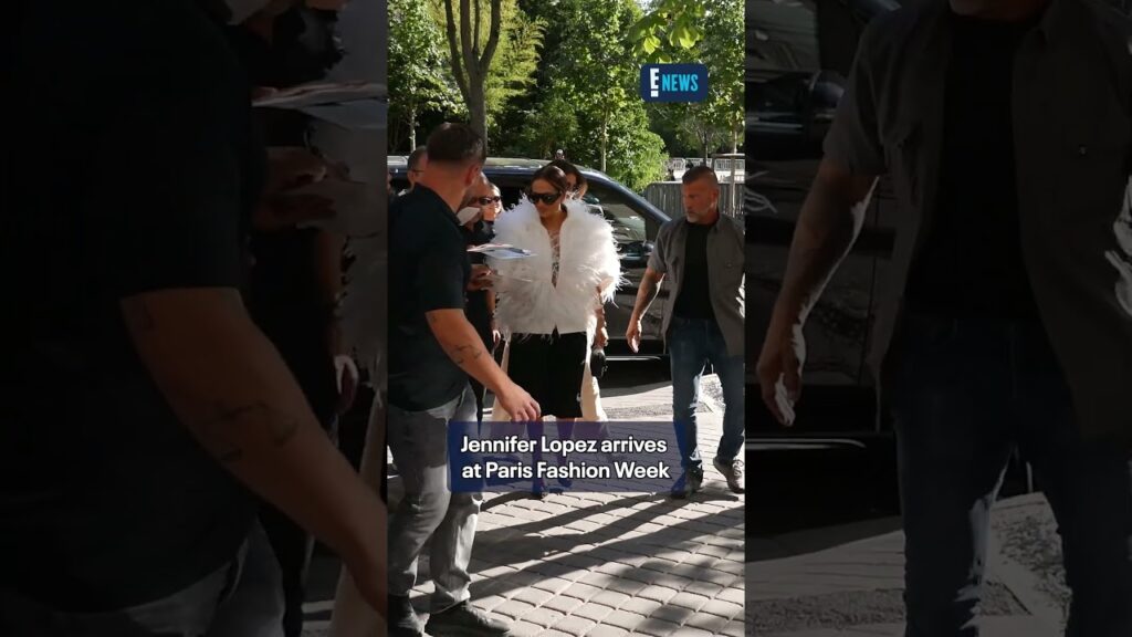 Put your drinks up because Jennifer Lopez has just arrived at Paris Fashion Week. 🥂