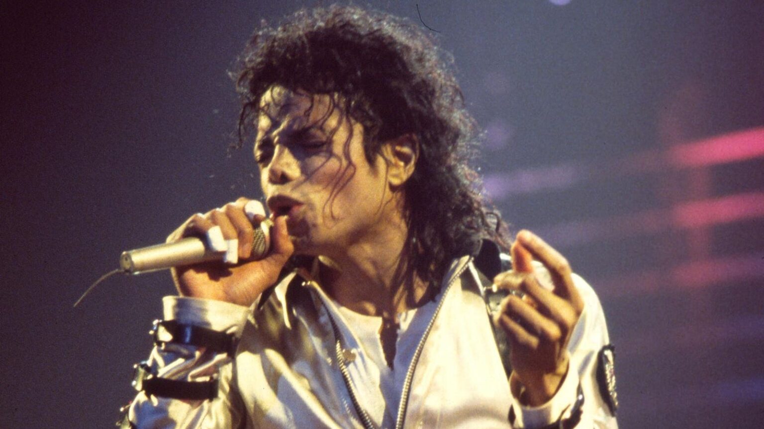 Michael Jackson Returns To No. 1 — And Leads Multiple Charts Michael Jackson Returns To No. 1 — And Leads Multiple Charts