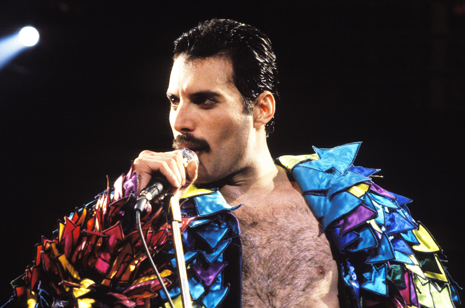 freddie-mercury-queen-1982-r-billboard-1548