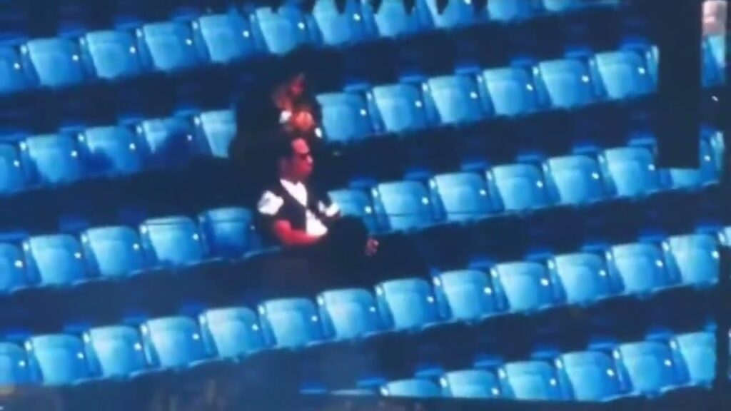 Beyoncé Takes Over Jay-Z’s #JayZ30 Show: Cuts His Hair Then Lights Up the Stage