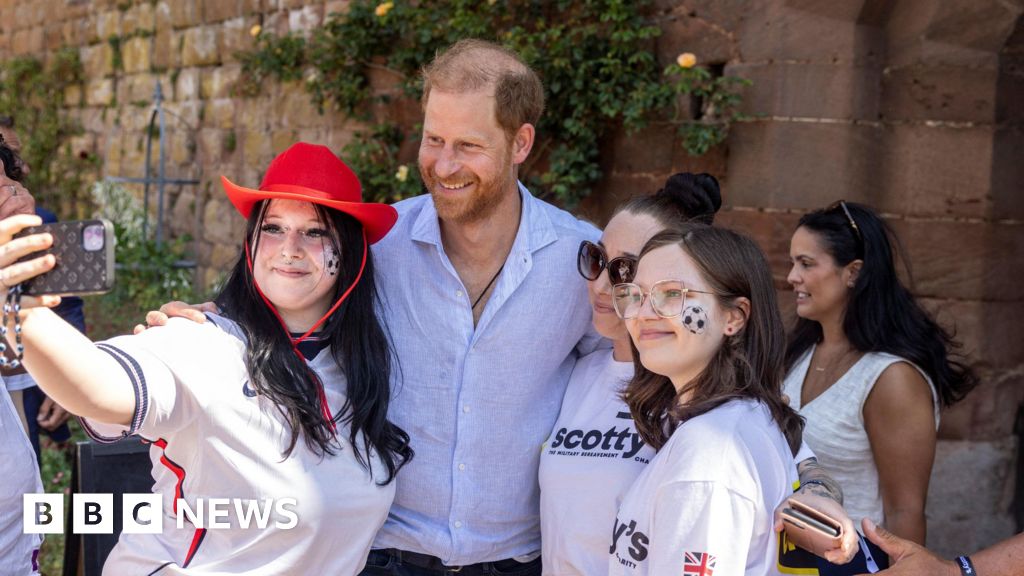 Prince Harry talks grief, stress and loss in final event of UK trip - BBC